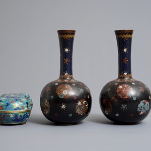 A pair of Chinese cloisonné bottle vases and an ingot-shaped box and cover, 19/20th C. — 照片 5