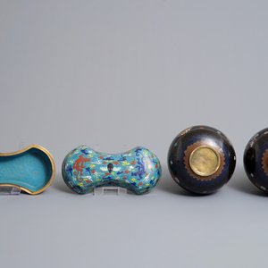 A pair of Chinese cloisonné bottle vases and an ingot-shaped box and cover, 19/20th C. — 照片 6