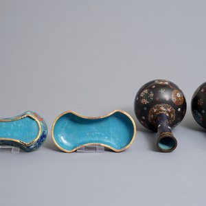 A pair of Chinese cloisonné bottle vases and an ingot-shaped box and cover, 19/20th C. — 照片 7
