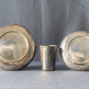 A pair of Chinese cloisonné bottle vases, two silver saucers and a silver cup, 19/20th C. — 照片 14