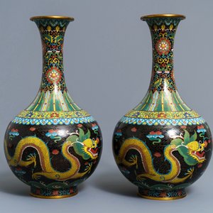 A pair of Chinese cloisonné bottle vases, two silver saucers and a silver cup, 19/20th C. — 照片 5