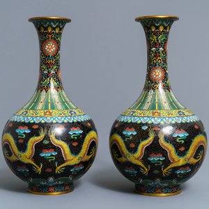 A pair of Chinese cloisonné bottle vases, two silver saucers and a silver cup, 19/20th C. — 照片 6
