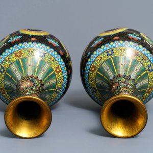 A pair of Chinese cloisonné bottle vases, two silver saucers and a silver cup, 19/20th C. — 照片 9