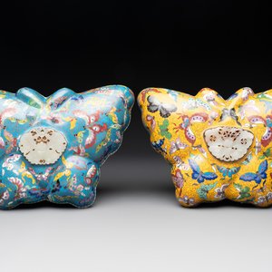 A pair of Chinese cloisonné butterfly-form boxes and covers with jade plaques, 20th C. — foto 1