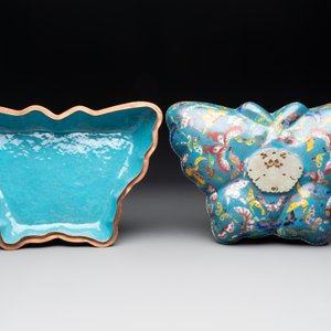 A pair of Chinese cloisonné butterfly-form boxes and covers with jade plaques, 20th C. — foto 2