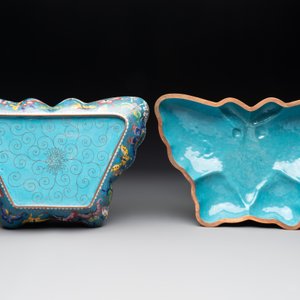 A pair of Chinese cloisonné butterfly-form boxes and covers with jade plaques, 20th C. — foto 3