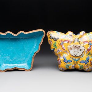 A pair of Chinese cloisonné butterfly-form boxes and covers with jade plaques, 20th C. — foto 4