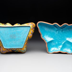 A pair of Chinese cloisonné butterfly-form boxes and covers with jade plaques, 20th C. — foto 5