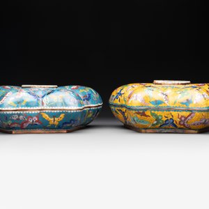 A pair of Chinese cloisonné butterfly-form boxes and covers with jade plaques, 20th C. — foto 6
