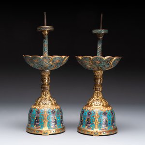 A pair of Chinese cloisonné candle holders, 19th C. — 照片 1