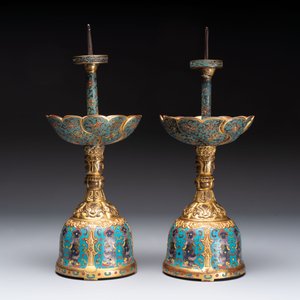 A pair of Chinese cloisonné candle holders, 19th C. — 照片 2