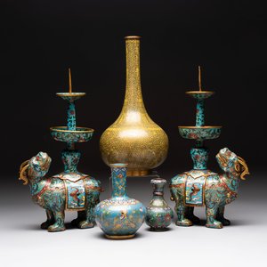 A pair of Chinese cloisonné candlesticks and three vases, 19/20th C. — 照片 1