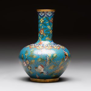 A pair of Chinese cloisonné candlesticks and three vases, 19/20th C. — 照片 11