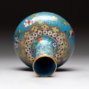 A pair of Chinese cloisonné candlesticks and three vases, 19/20th C. — 照片 12