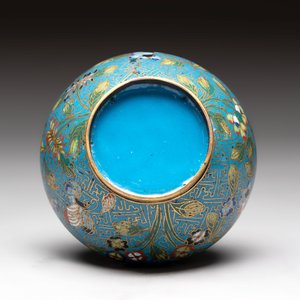A pair of Chinese cloisonné candlesticks and three vases, 19/20th C. — 照片 13