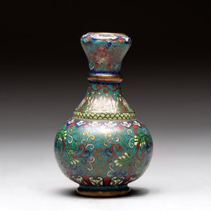 A pair of Chinese cloisonné candlesticks and three vases, 19/20th C. — 照片 14
