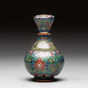 A pair of Chinese cloisonné candlesticks and three vases, 19/20th C. — 照片 15