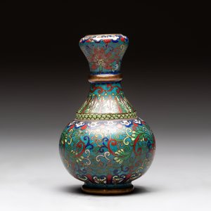 A pair of Chinese cloisonné candlesticks and three vases, 19/20th C. — 照片 16