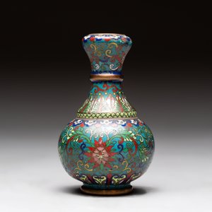 A pair of Chinese cloisonné candlesticks and three vases, 19/20th C. — 照片 17