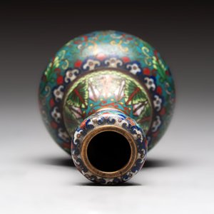 A pair of Chinese cloisonné candlesticks and three vases, 19/20th C. — 照片 18