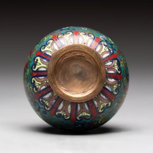 A pair of Chinese cloisonné candlesticks and three vases, 19/20th C. — 照片 19