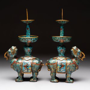 A pair of Chinese cloisonné candlesticks and three vases, 19/20th C. — 照片 20