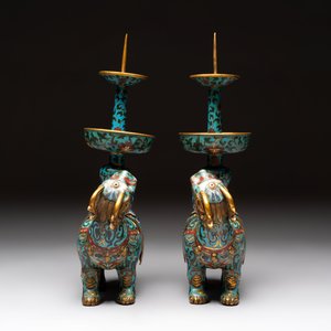 A pair of Chinese cloisonné candlesticks and three vases, 19/20th C. — 照片 21