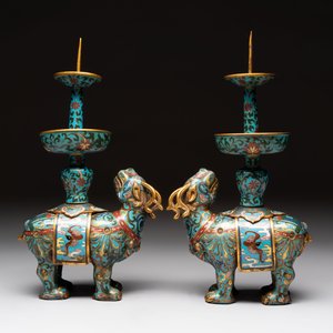 A pair of Chinese cloisonné candlesticks and three vases, 19/20th C. — 照片 22