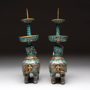 A pair of Chinese cloisonné candlesticks and three vases, 19/20th C. — 照片 23