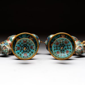 A pair of Chinese cloisonné candlesticks and three vases, 19/20th C. — 照片 24
