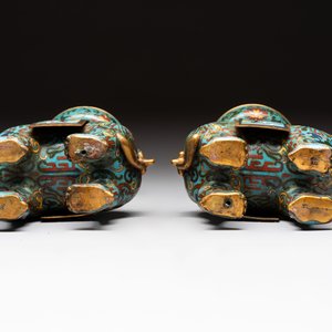A pair of Chinese cloisonné candlesticks and three vases, 19/20th C. — 照片 25