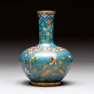 A pair of Chinese cloisonné candlesticks and three vases, 19/20th C. — 照片 8