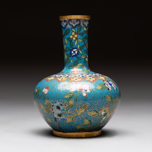 A pair of Chinese cloisonné candlesticks and three vases, 19/20th C. — 照片 9