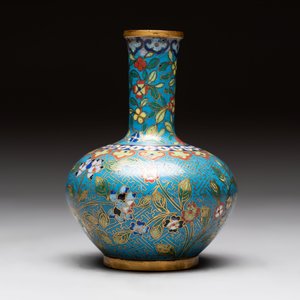 A pair of Chinese cloisonné candlesticks and three vases, 19/20th C. — 照片 10
