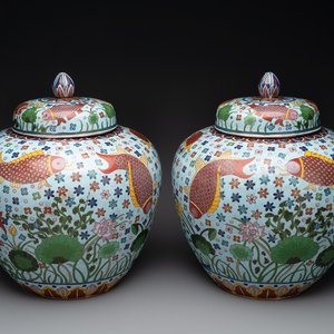 A pair of Chinese cloisonné 'carps' vases and covers, Republic — foto 1