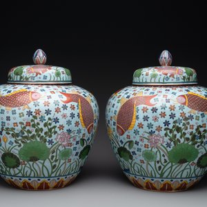 A pair of Chinese cloisonné 'carps' vases and covers, Republic — foto 2