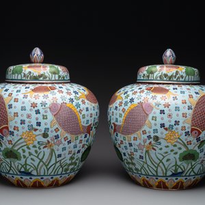 A pair of Chinese cloisonné 'carps' vases and covers, Republic — foto 3