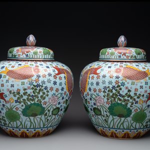 A pair of Chinese cloisonné 'carps' vases and covers, Republic — foto 4