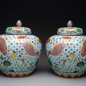 A pair of Chinese cloisonné 'carps' vases and covers, Republic — foto 5