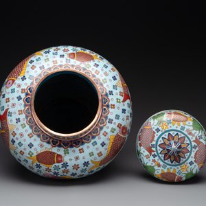 A pair of Chinese cloisonné 'carps' vases and covers, Republic — foto 6
