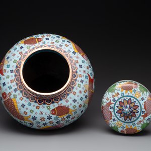 A pair of Chinese cloisonné 'carps' vases and covers, Republic — foto 8
