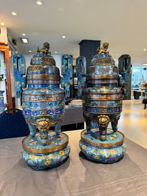 A pair of Chinese cloisonné censers with covers and stands, 19/20th C. — photo 1