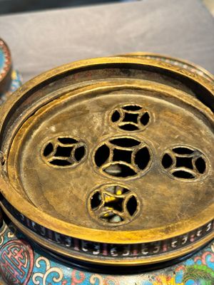 A pair of Chinese cloisonné censers with covers and stands, 19/20th C. — photo 12