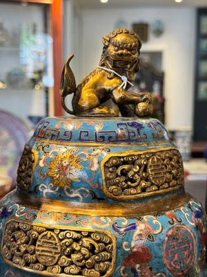 A pair of Chinese cloisonné censers with covers and stands, 19/20th C. — photo 14