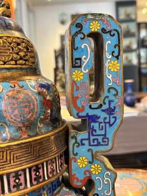A pair of Chinese cloisonné censers with covers and stands, 19/20th C. — photo 15