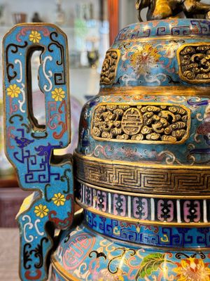 A pair of Chinese cloisonné censers with covers and stands, 19/20th C. — photo 16