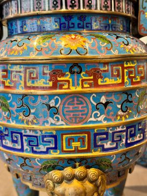 A pair of Chinese cloisonné censers with covers and stands, 19/20th C. — photo 17