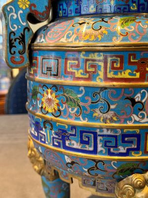 A pair of Chinese cloisonné censers with covers and stands, 19/20th C. — photo 18