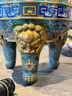 A pair of Chinese cloisonné censers with covers and stands, 19/20th C. — photo 19