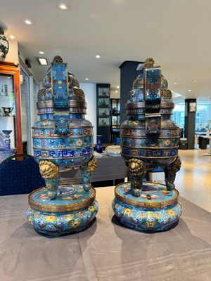 A pair of Chinese cloisonné censers with covers and stands, 19/20th C. — photo 2